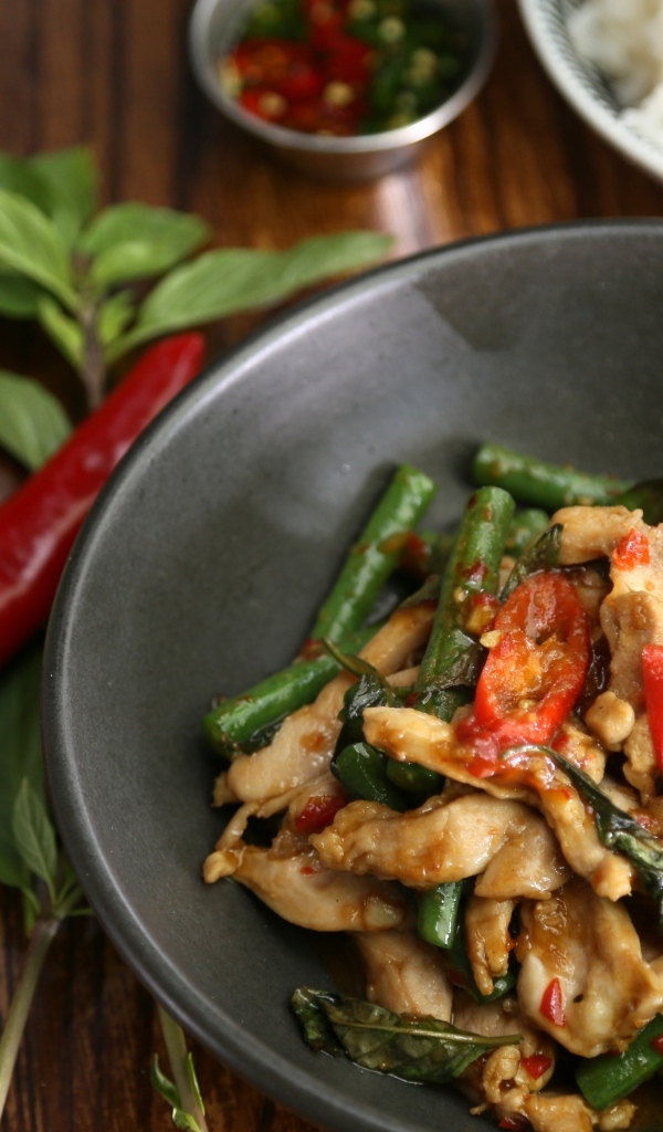 Острое тайское блюдо в тарелке