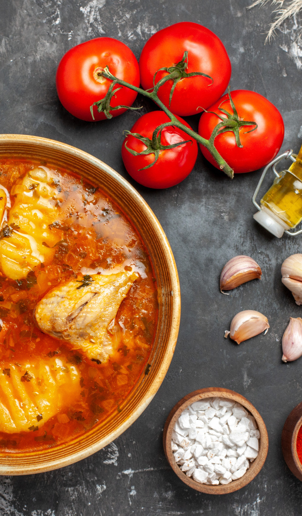 Острый суп с курицей на столе со специями