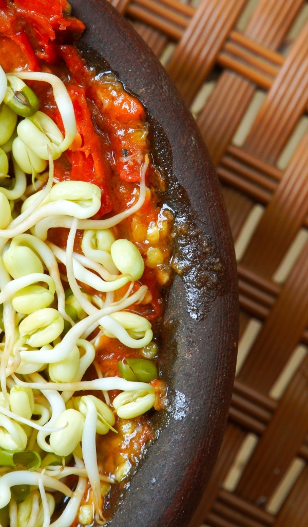 Пророщенные зерна в тарелке с томатами