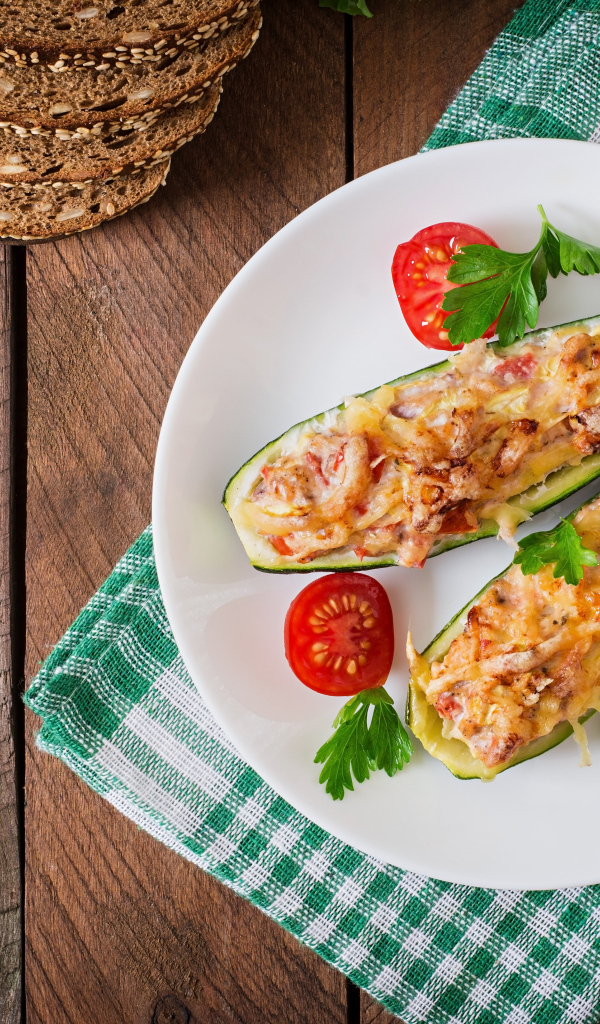 Фаршированные запеченные кабачки на тарелке