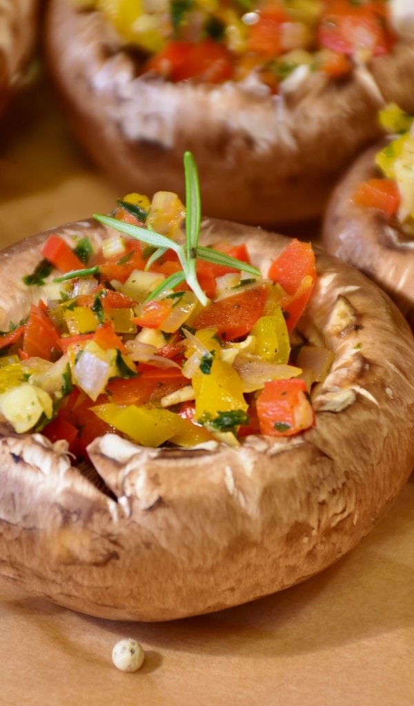 Фаршированные шампиньоны на столе