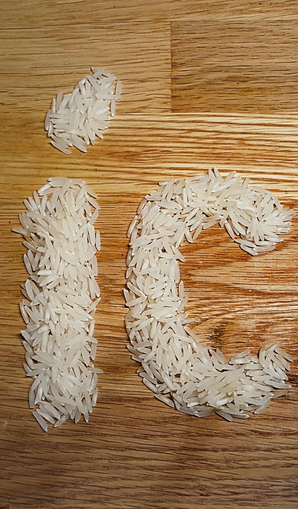 Надпись рис на деревянном столе