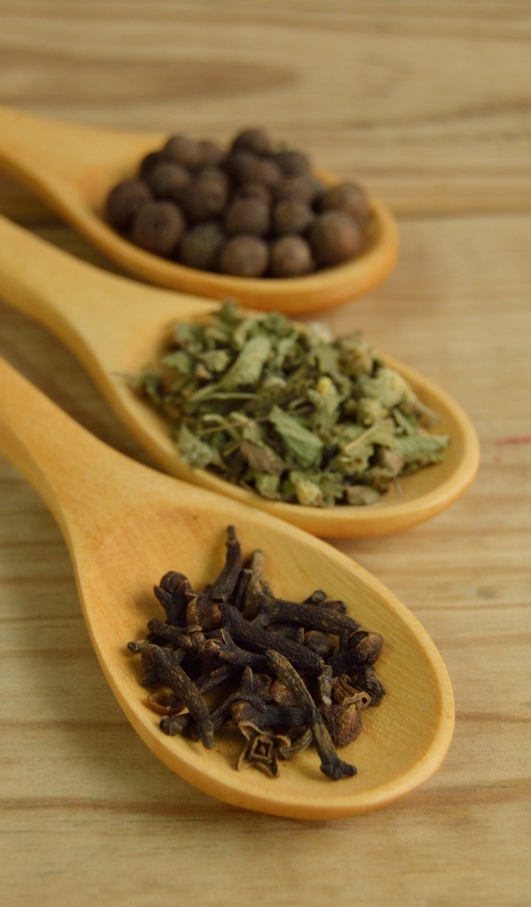Три деревянные ложки с пряностями