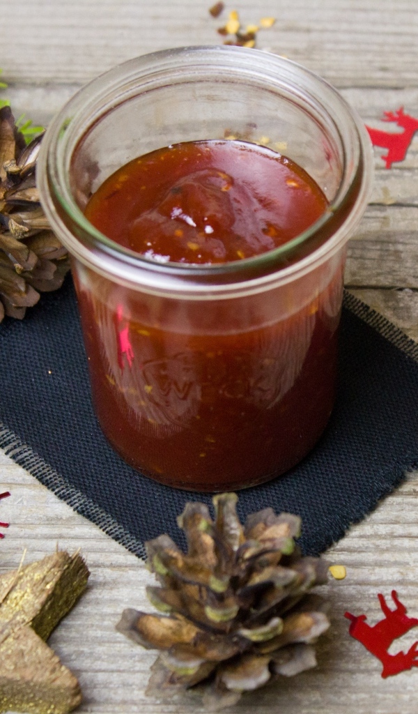 Томатный соус на столе шишками 