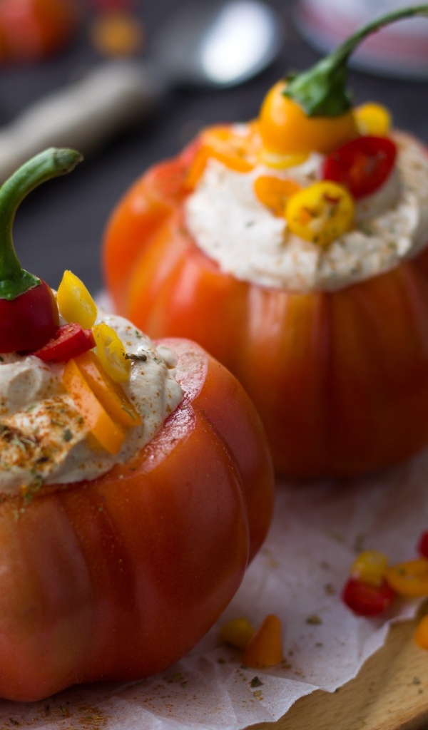 Помидоры начиненные сыром и перцем чили