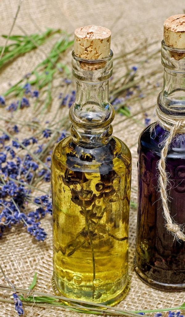 Две бутылки ароматного лавандового масла