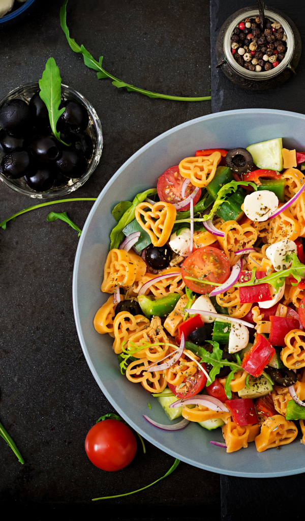 Овощное блюдо с макаронами в тарелке