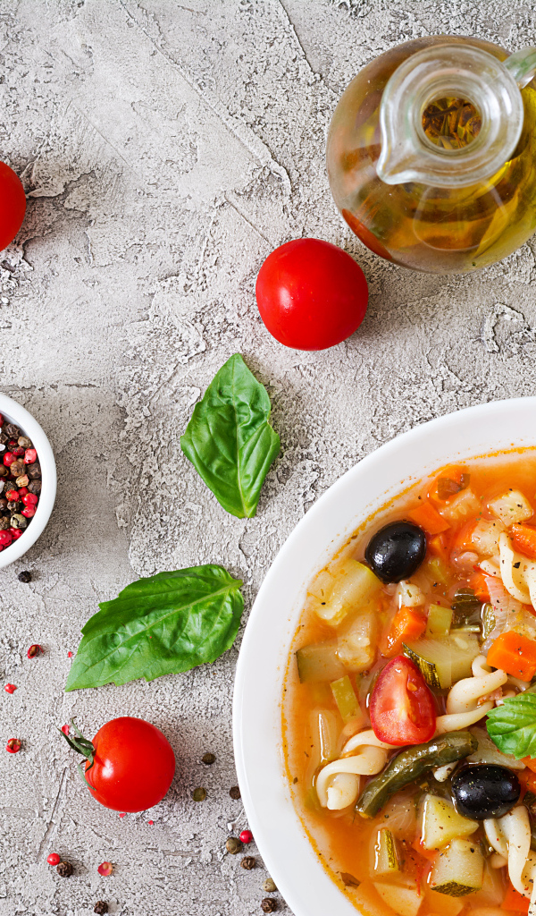 Овощной суп с макаронами на столе 