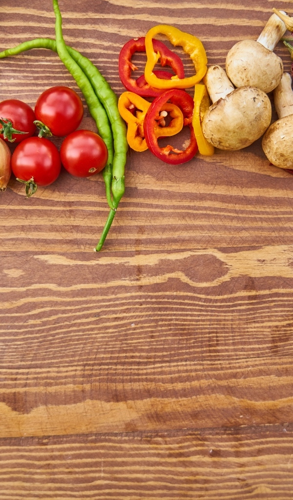 Овощи на деревянном столе с клетчатой скатертью