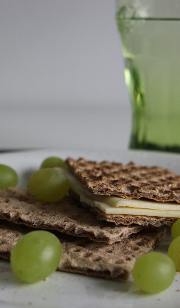 Вафли с сыром и виноградом на тарелке