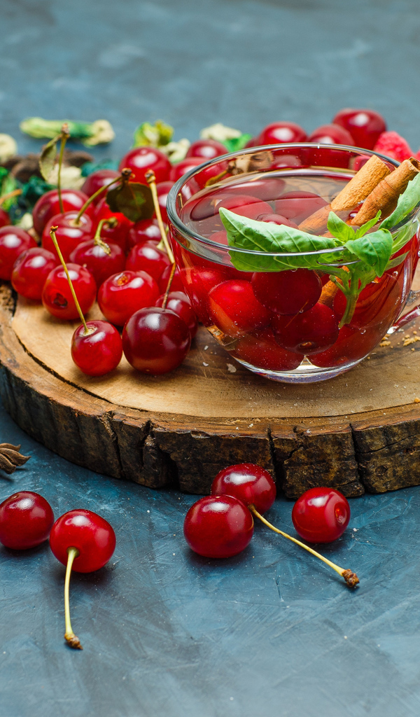 Чашка чая на столе с ягодами и лаймом