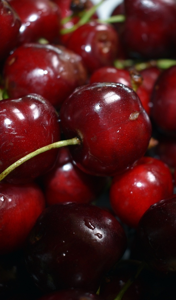 Вкусная красная черешня на столе