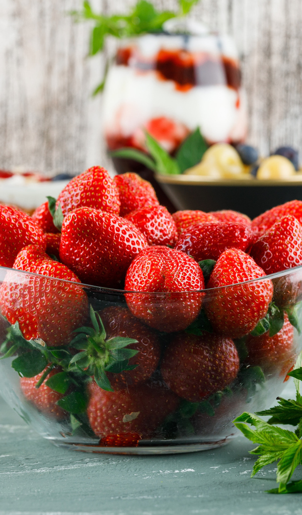 Стеклянная миска с ягодами красной клубники