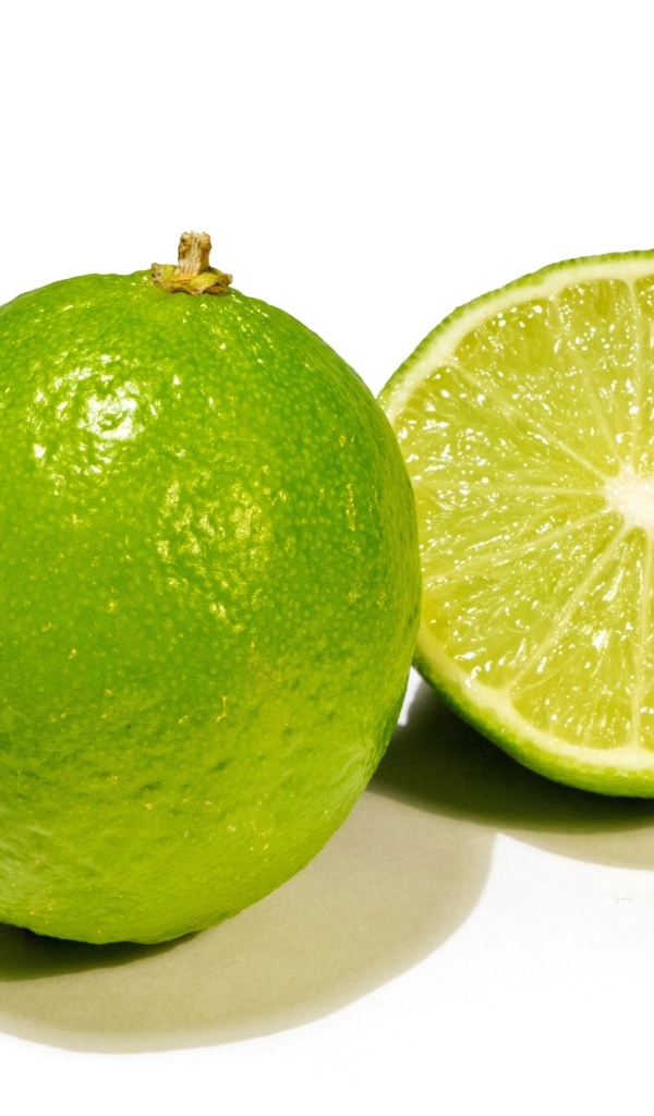Плоды зеленого лайма на белом фоне