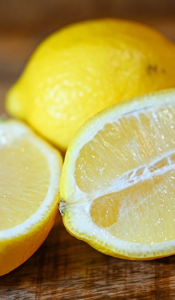 Половинки кислого желтого лимона