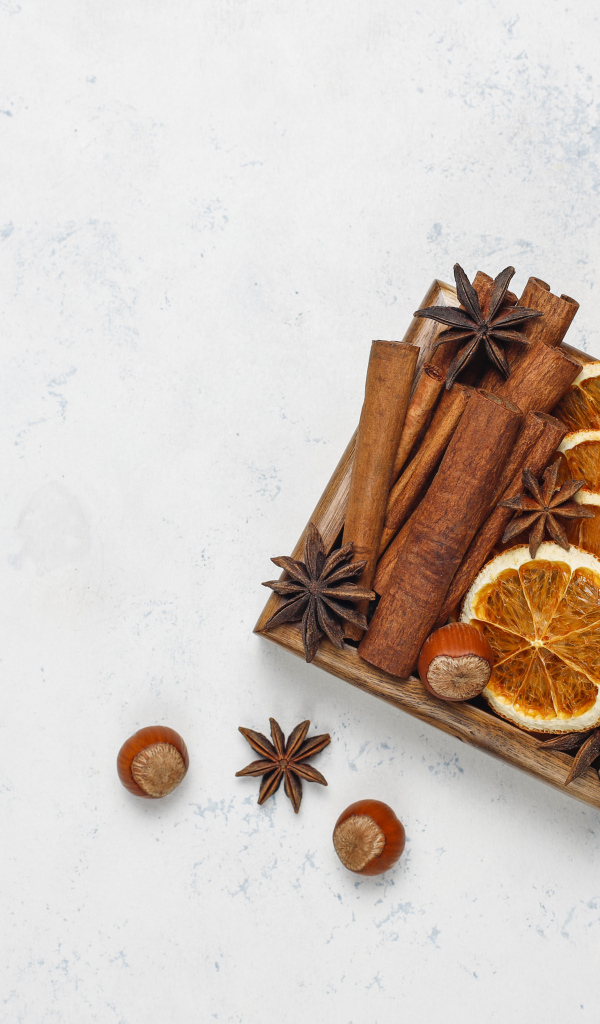 Ингредиенты для глинтвейна на столе с конфетами