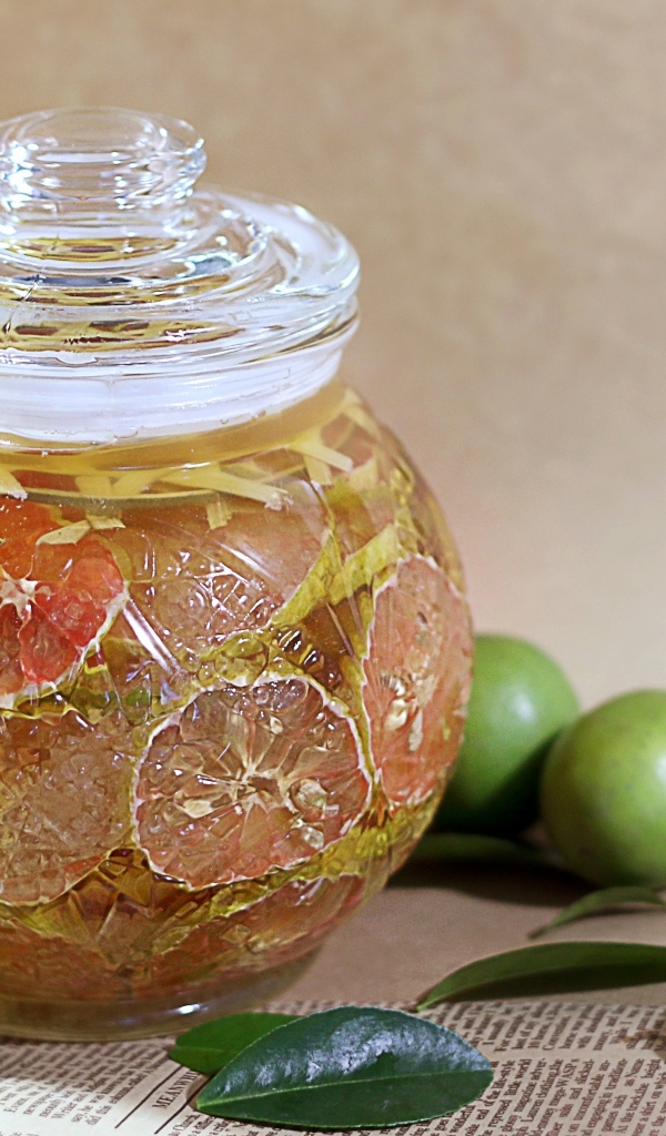 Банка с консервированными лаймами на столе