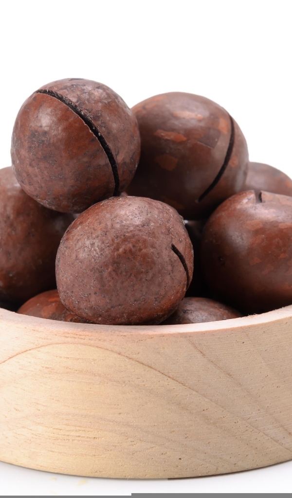 Орехи макадамия на белом фоне