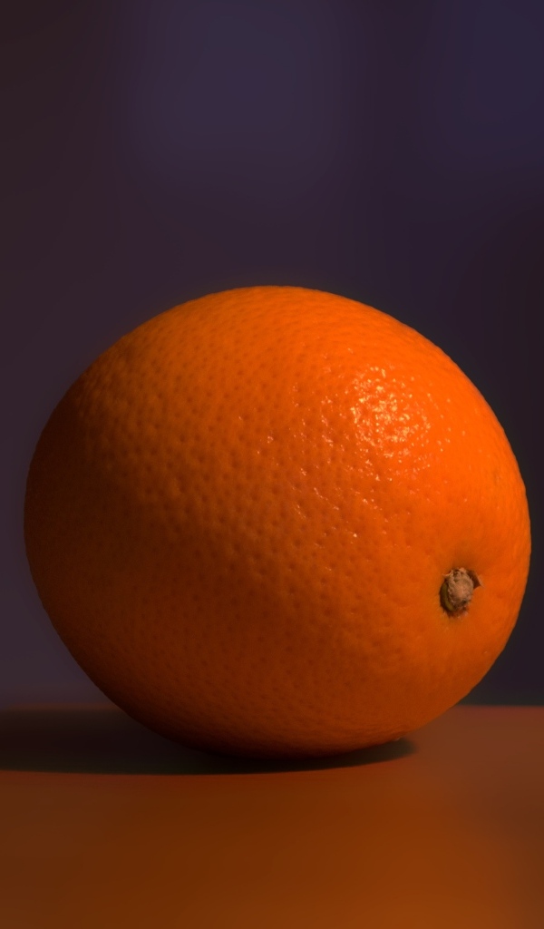Один оранжевый апельсин лежит на столе