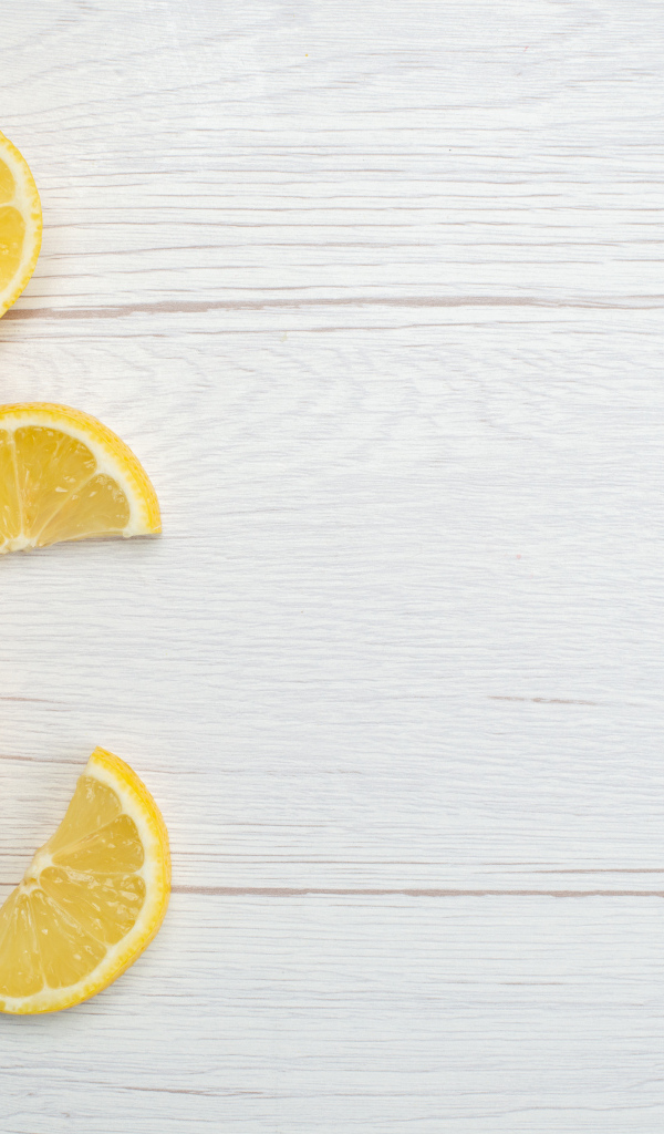 Нарезанный лимон на белом столе вид сверху