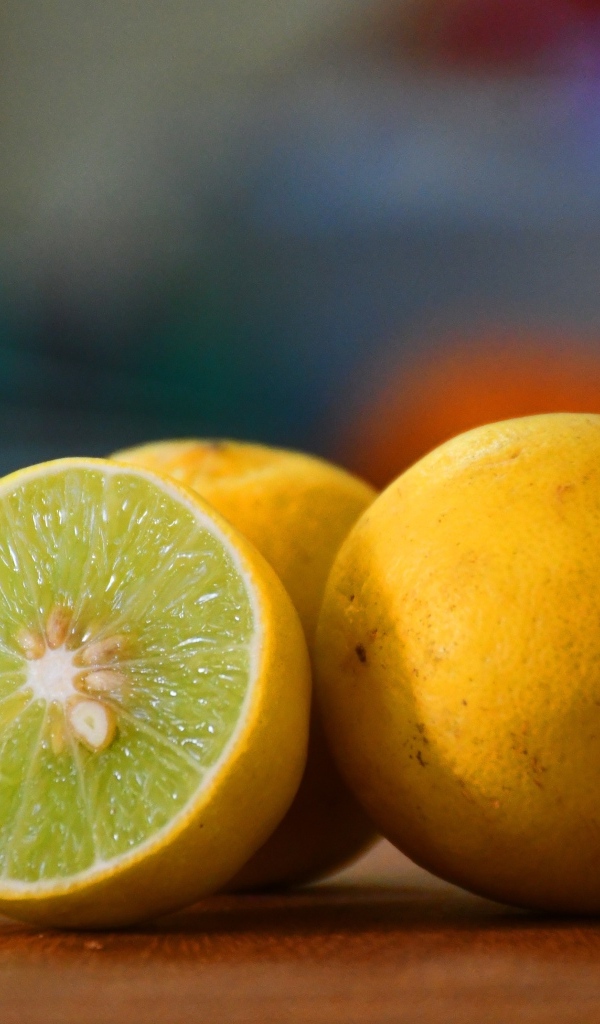 Кислые желтые лимоны на столе