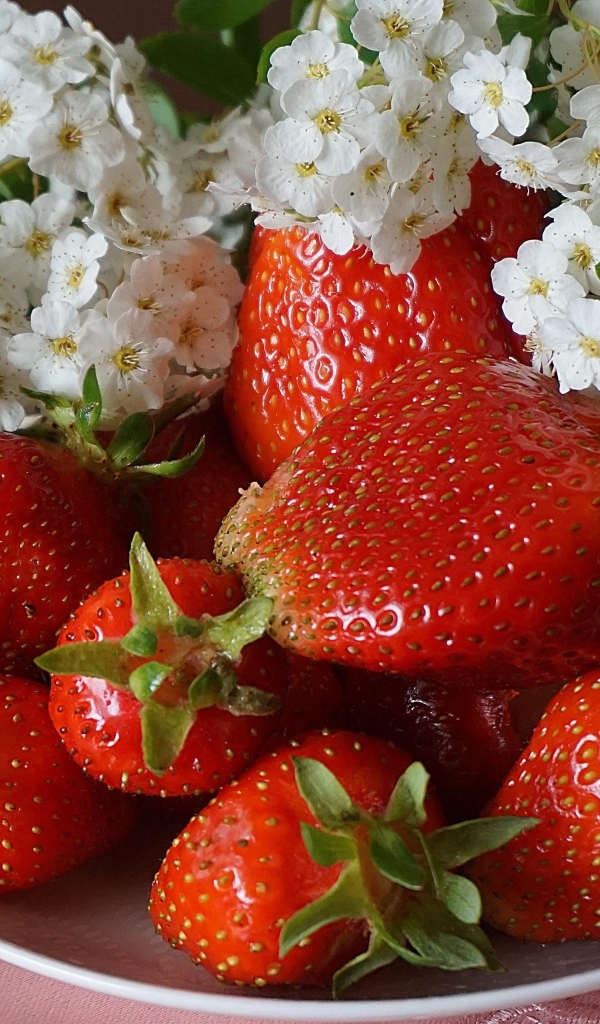 Клубника на столе с цветами