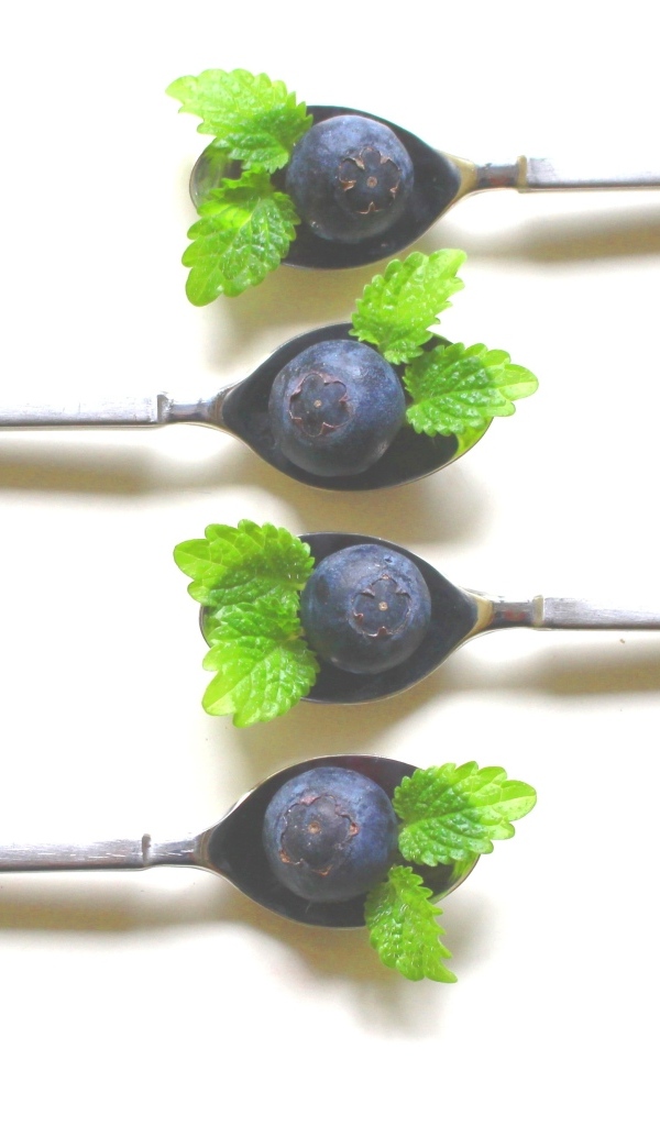 Чайные ложки с ягодами черники и мятой