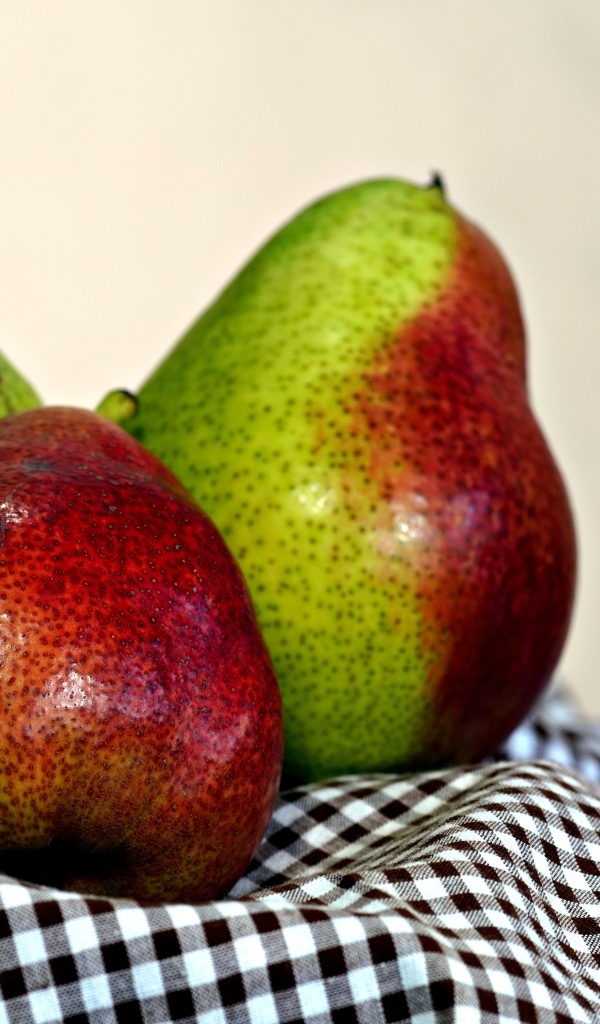 Три груши с полотенцем на столе