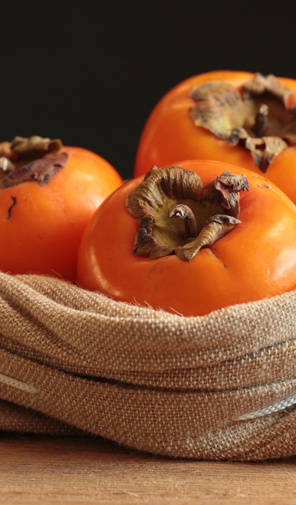 Три сладких спелых хурмы в мешке