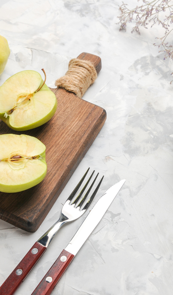 Арбуз  с яблоками и грушами на столе