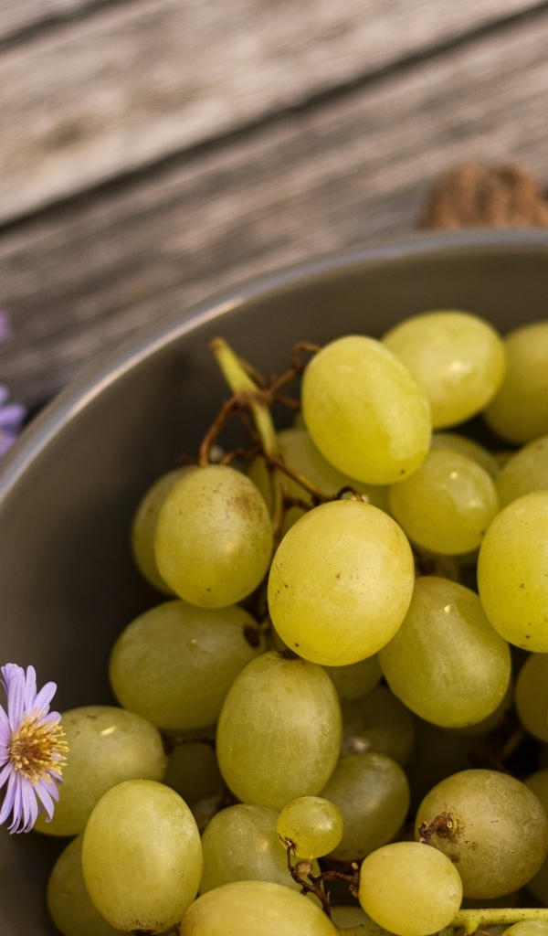 Белый виноград в миске с цветами