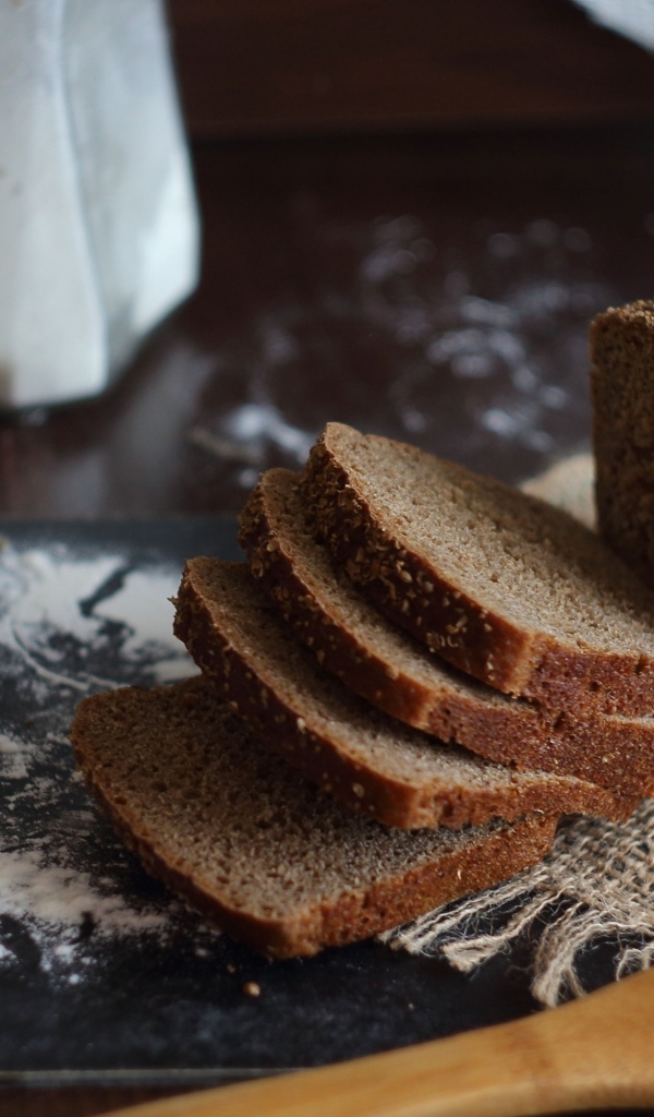 Черный хлеб на столе с мукой