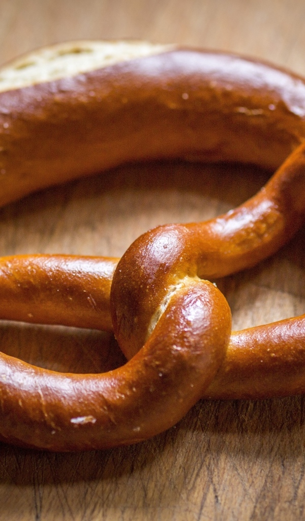 Вкусный сладкий крендель на столе