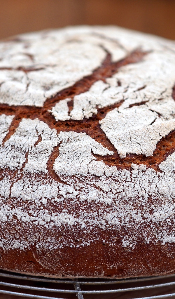 Свежий ароматный ржаной хлеб на столе