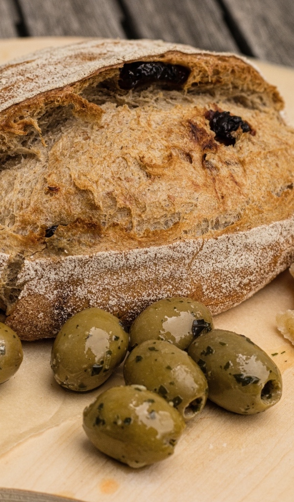 Свежий хлеб с оливками кусочками сыра