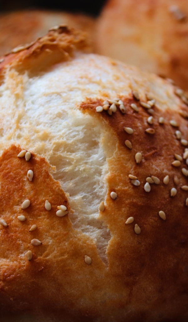 Свежий хрустящий хлеб с зернами кунжута