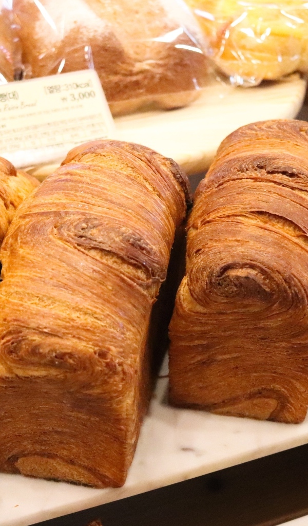 Свежий ароматный жареный хлеб