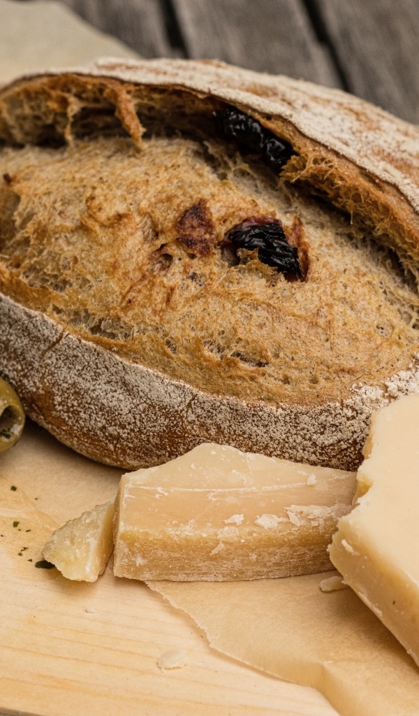 Буханка хлеба с сыром и оливками