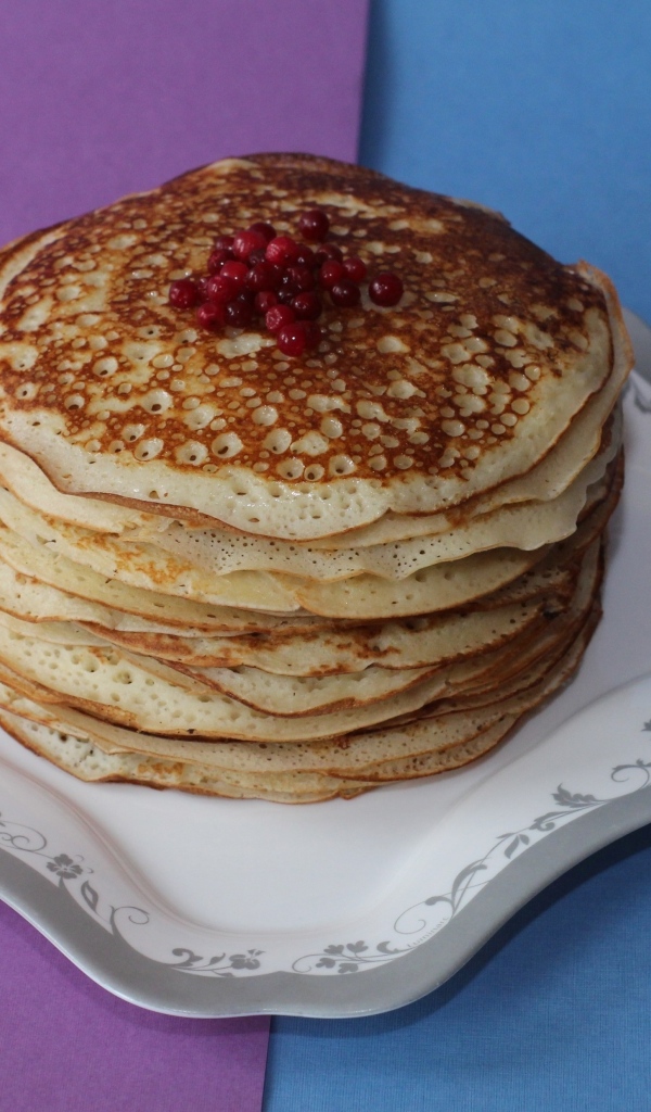 Блины красивой тарелке на столе