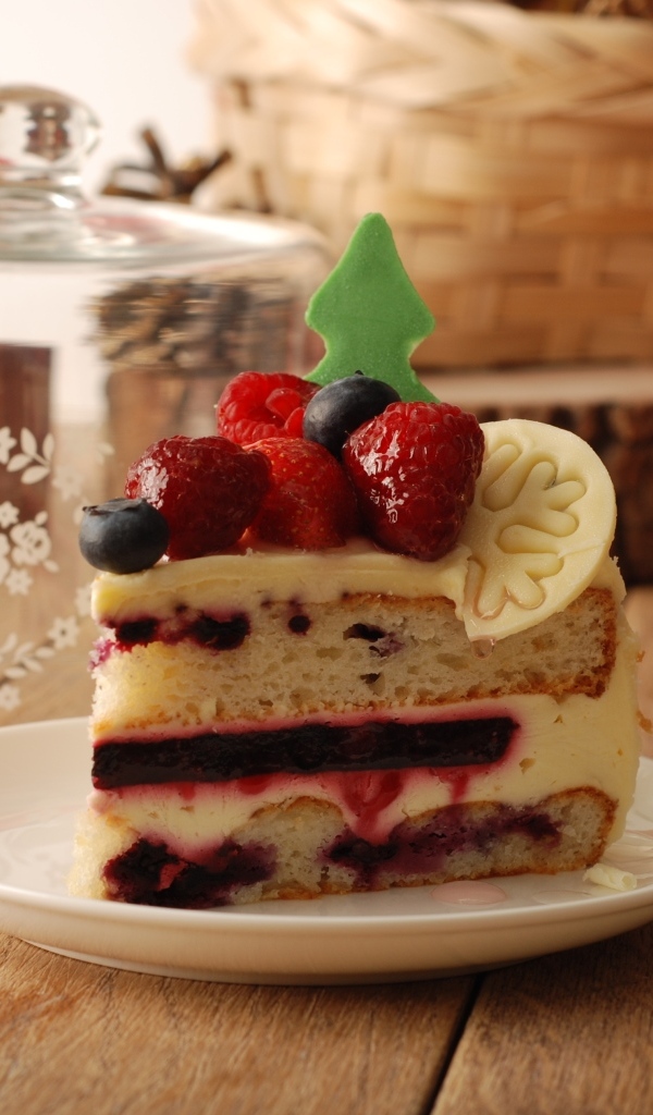 Кусок аппетитного торта с ягодами