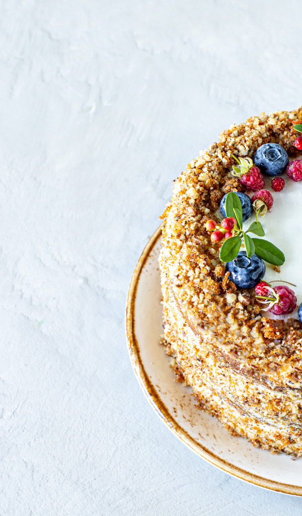 Аппетитный праздничный торт с ягодами