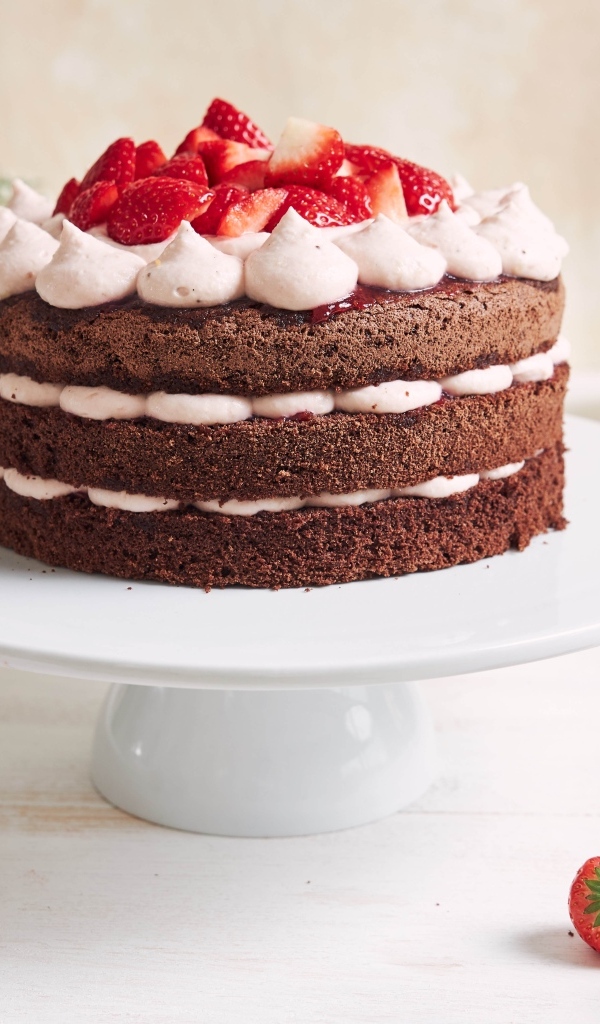 Аппетитный  праздничный торт с кремом и ягодами клубники