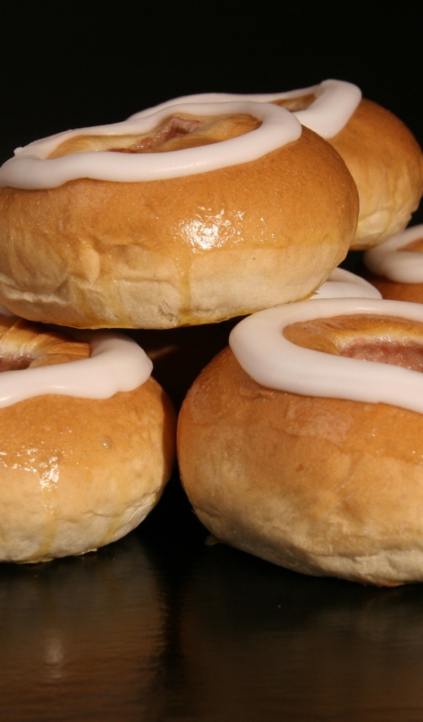 Аппетитные булочки с кремом на черном фоне