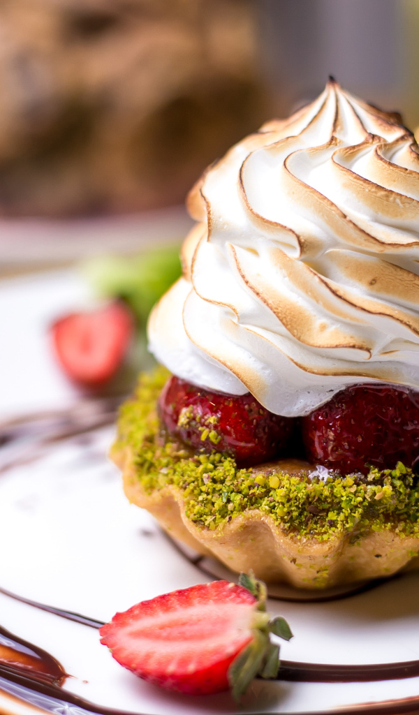 Аппетитное пирожное в тарталетке с кремом