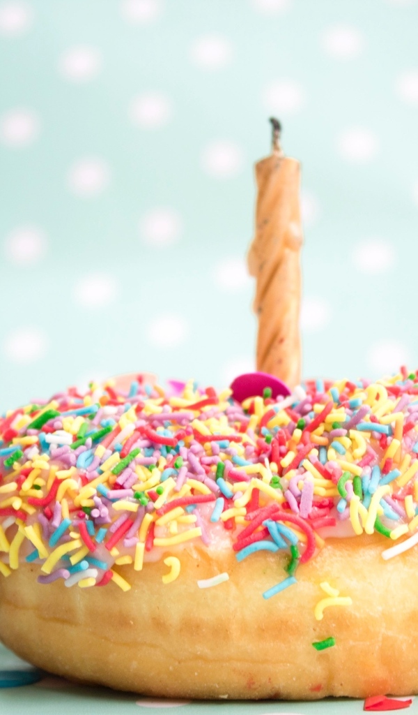 Аппетитный пончик со свечой на день рождения