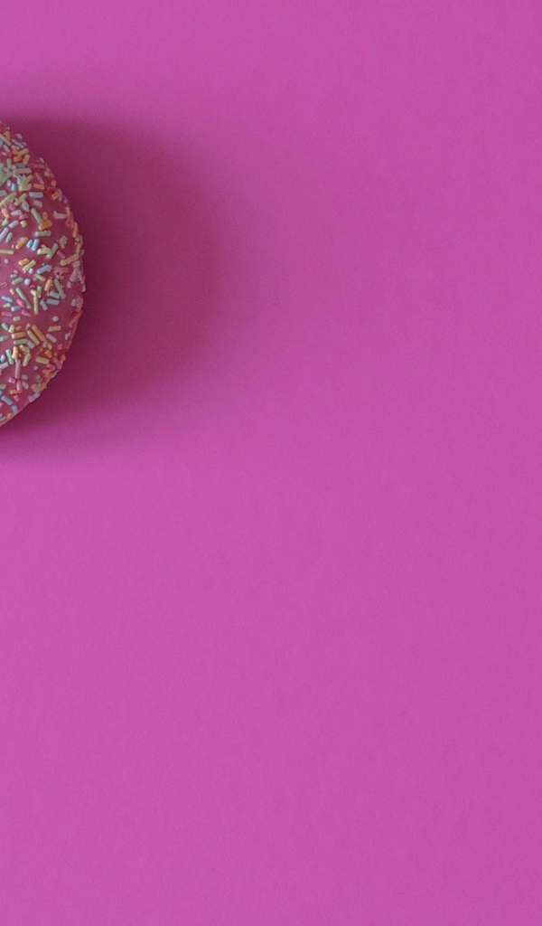 Аппетитный донат с глазурью на розовом фоне