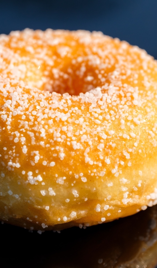 Аппетитный сладкий донат на сером фоне