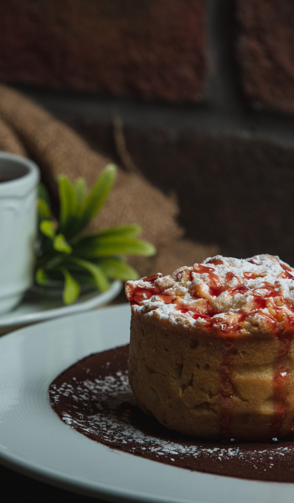 Яблочный пирог с чашкой чая на столе