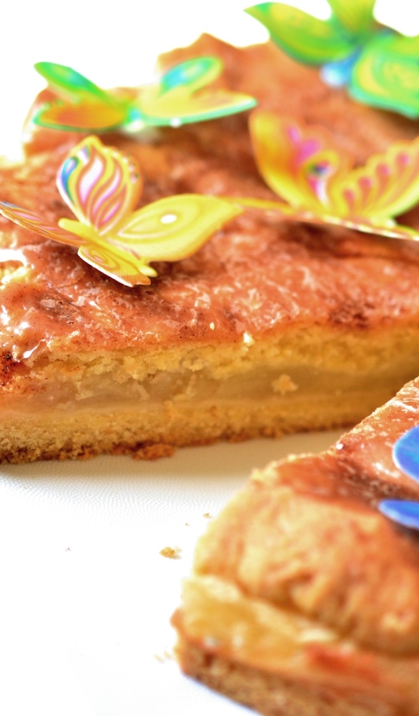 Яблочный пирог с бабочками на белом фоне