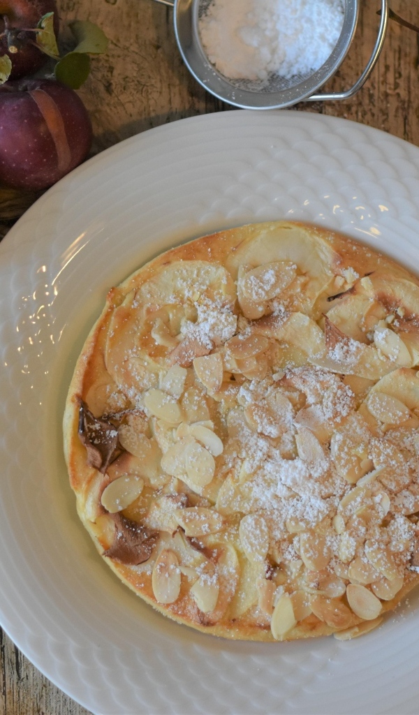 Осенний пирог с яблоками на столе